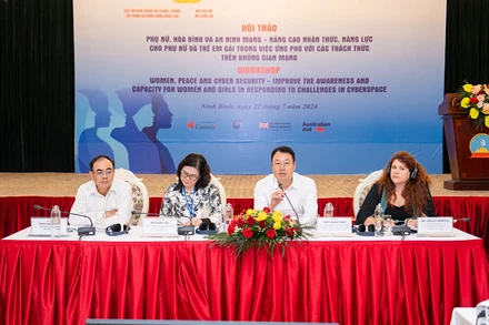 Đại diện các bộ, ngành, tổ chức quốc tế tham gia tọa đàm, đối thoại tại hội thảo.