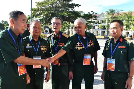 Các đại biểu người có công gặp gỡ nhau tại Hội nghị biểu dương người có công với cách mạng tiêu biểu toàn quốc năm 2023.