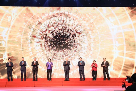 Các đại biểu nhấn nút phát động tại buổi lễ.