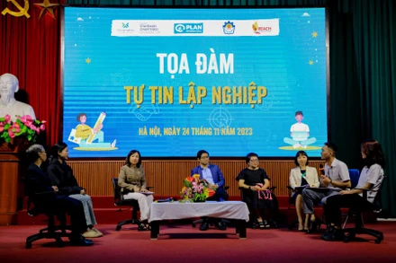 Đại diện nhà trường, các tổ chức tham gia Tọa đàm "Tự tin lập nghiệp". 