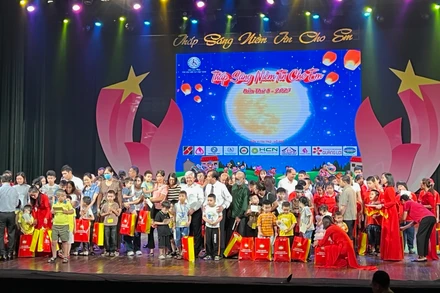 Đại diện lãnh đạo Đảng, Nhà nước và Hội Cứu trợ trẻ em tàn tật Việt Nam trao tặng các phần quà cho 200 trẻ em khuyết tật tiêu biểu.