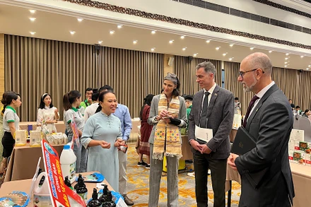 Các tổ chức kinh doanh tạo tác động xã hội tham gia triển lãm giới thiệu cho các đại biểu khách mời. 