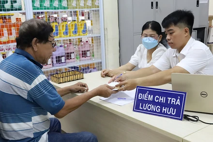 Chi trả lương hưu cho cán bộ hưu trí tại Tây Ninh. Hiện cơ quan Bảo hiểm xã hội đẩy mạnh việc chi trả qua tài khoản cá nhân.