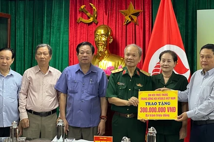 Hội Hỗ trợ gia đình liệt sĩ Việt Nam tiếp nhận ủng hộ cho công tác tri ân liệt sĩ tại buổi lễ tổng kết.