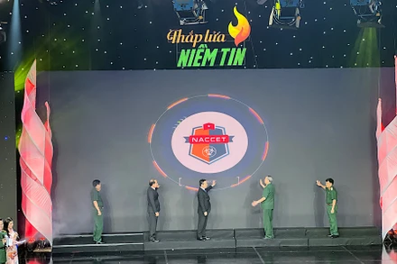 Các đại biểu bấm nút khai trương Trang thông tin điện tử của Trung tâm Hành động quốc gia khắc phục hậu quả chất độc hóa học và môi trường.