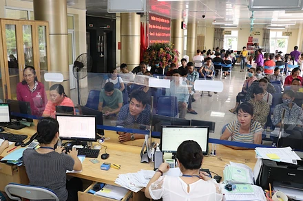 Người lao động đến Trung tâm dịch vụ việc làm tỉnh Bắc Giang làm thủ tục hưởng trợ cấp bảo hiểm thất nghiệp.