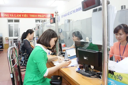 Đẩy mạnh cải cách thủ tục hành chính tạo thuận lợi cho người dân và doanh nghiệp (Bộ phận một cửa Tây Hồ, Hà Nội).