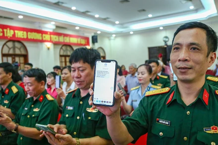 Các đại biểu nhắn tin ủng hộ tại lễ phát động Chương trình nhắn tin “Tri ân liệt sĩ - 2023”.