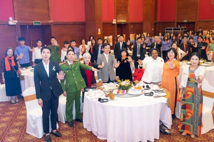 Các đại biểu thể hiện sự cam kết tại Sự kiện Bữa sáng Ruy băng trắng.