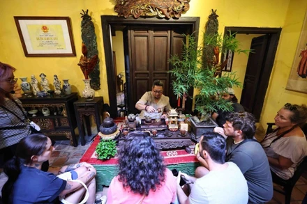 Nghệ nhân Nguyễn Cao Sơn chia sẻ về văn hóa trà Việt với du khách quốc tế tại Ngôi nhà di sản (Mã Mây, Hà Nội).