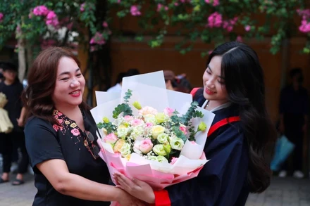 Niềm vui của mẹ trong ngày con gái nhận bằng tốt nghiệp Cử nhân.