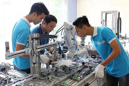 Học viên Trường cao đẳng Cơ điện Hà Nội trong một buổi thực hành.