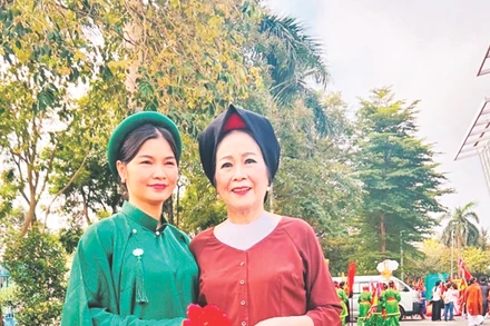 Nghệ nhân Nhân dân Phan Thị Kim Dung (phải) sau một buổi biểu diễn giao lưu nghệ thuật truyền thống.