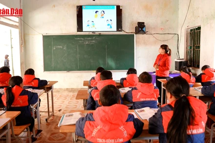 [Video] Tuyển 32 giáo viên đi dạy tiếng Việt tại Lào