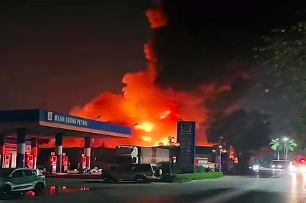 [Video] Kho xưởng bị cháy cạnh cây xăng đã từng bị báo chí phản ánh 