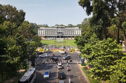 [Video] TP Hồ Chí Minh: Bắt đầu trang hoàng đường phố chào mừng đại lễ 30/4