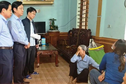 Lãnh đạo huyện Cẩm Xuyên đến thăm hỏi, động viên thân nhân các thuyền viên. (Ảnh: Lê Minh)