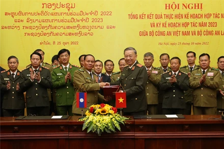 Bộ trưởng Tô Lâm và Phó Thủ tướng, Bộ trưởng Vilay Lakhamphong ký Kế hoạch hợp tác năm 2023 giữa Bộ Công an Việt Nam và Bộ Công an Lào. (Ảnh: Bộ Công an)
