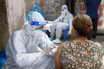 Tiêm ngừa lưu động cho người dân ở quận 11, Thành phố Hồ Chí Minh. Ảnh: MINH ANH