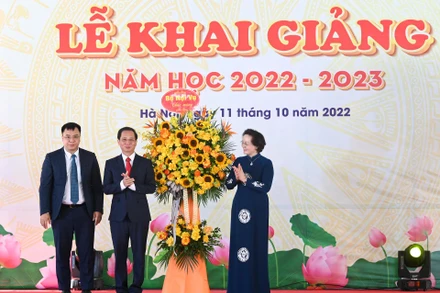 Ủy viên Ban Chấp hành Trung ương Đảng, Bí thư Ban Cán sự Đảng, Bộ trưởng Nội vụ Phạm Thị Thanh Trà tặng hoa chúc mừng Trường đại học Nội vụ Hà Nội . (Ảnh: DUY LINH)