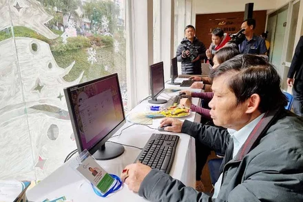 Các phóng viên tra cứu thông tin tại Trung tâm báo chí 