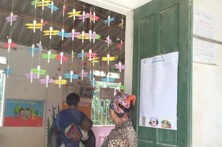 Đưa trẻ đến lớp (tại một phòng học tạm ở huyện Thông Nông, Cao Bằng). Ảnh: THANH XUÂN