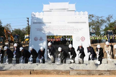 Thủ tướng Prayut Chan-o-cha (thứ sáu từ trái sang) tham gia buổi lễ khởi công xây dựng tuyến đường sắt cao tốc Thái Lan-Trung Quốc tại tỉnh Nakhon Ratchasima vào tháng 12/2017. (Nguồn: Bangkok Post)