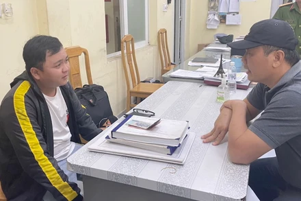 Lãnh đạo Phòng Cảnh sát hình sự Công an tỉnh Đồng Nai lấy lời khai đối tượng Từ Thanh Tùng.