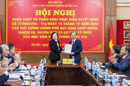 Bộ trưởng Nội vụ Phạm Thị Thanh Trà trao Quyết định về việc giao Quyền Giám đốc Học viện Hành chính Quốc gia đối với ông Nguyễn Bá Chiến.