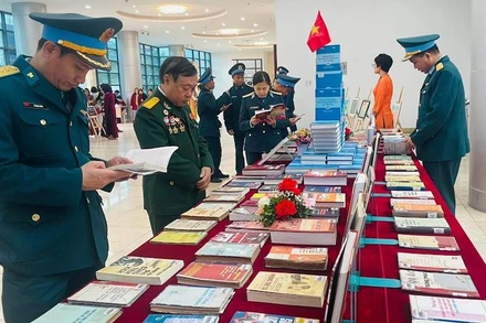 Đại biểu tham quan, tìm hiểu sách báo, tài liệu về chiến thắng “Hà Nội - Điện Biên Phủ trên không”.