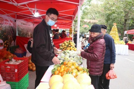 Du khách và người tiêu dùng đến với phiên chợ cam Hưng Yên năm 2022