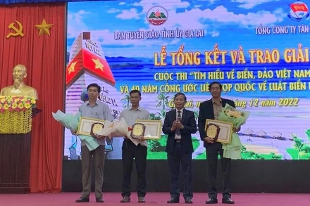 Trao thưởng 3 tập thể đạt giải tại cuộc thi.