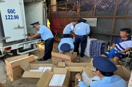 Lực lượng phối hợp kiểm tra tang vật và phương tiện vi phạm. (Ảnh: Cục QLTT Bình Dương).