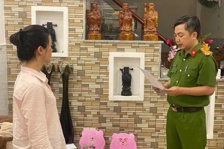 Cơ quan Công an đọc quyết định khởi tố đối với bị can Nguyễn Thị Mai Nhi. (Ảnh: Công an cung cấp)