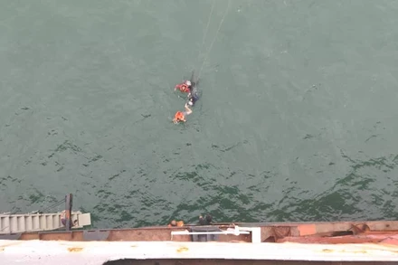 Hai ngư dân được thuyền viên tàu Mercury, quốc tịch Panama nhảy xuống cứu vớt kịp thời.