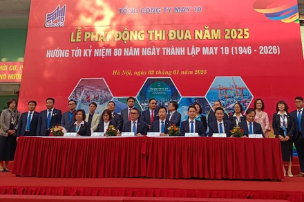 Các đại biểu chứng kiến lễ ký giao ước thi đua năm 2025.