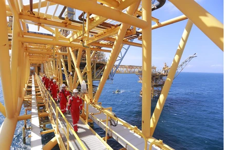 Người lao động dầu khí trên giàn Sư Tử Trắng.