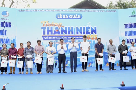 Chủ tịch Hội đồng thành viên Petrovietnam Lê Mạnh Hùng và Trưởng ban Tuyên giáo và Dân vận Tỉnh ủy Bà Rịa-Vũng Tàu Bùi Chí Thành trao quà cho bà con đồng bào dân tộc Chơ Ro