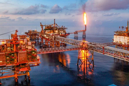 Khai thác dầu khí trên biển.