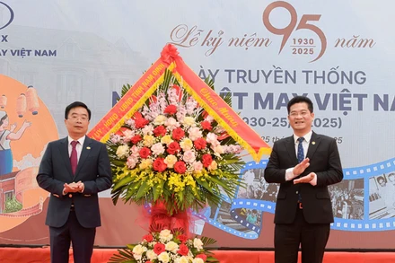 Đại diện lãnh đạo tỉnh Nam Định tặng hoa chúc mừng Ngày truyền thống ngành dệt may Việt Nam.