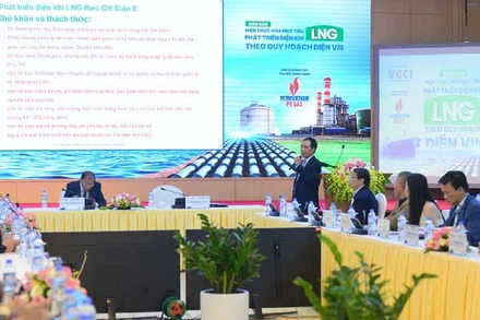 Các chuyên gia phát biểu tại diễn đàn.