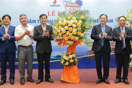 Tiến sĩ khoa học Phan Xuân Dũng tặng lẵng hoa chúc mừng Hội Dầu khí Việt Nam nhân dịp kỷ niệm 15 năm thành lập.