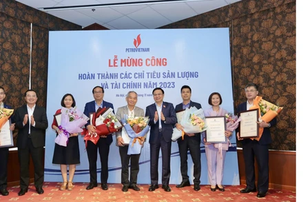 Lãnh đạo PVN tôn vinh, khen thưởng các ban chuyên môn Tập đoàn.