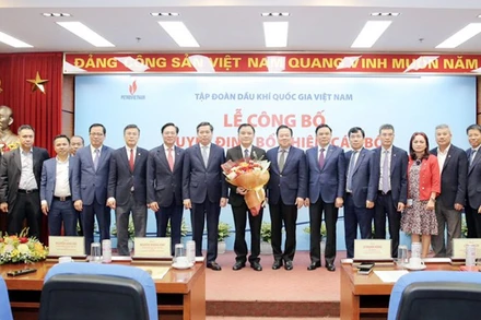 Lãnh đạo Ủy ban Quản lý Vốn Nhà nước, Đảng ủy Khối Doanh nghiệp Trung ương, PVN chúc mừng Tân Tổng Giám đốc PVN Lê Ngọc Sơn.