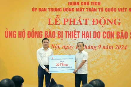 Lãnh đạo PVN trao ủng hộ đồng bào bị thiệt hại của cơn bão số 3.