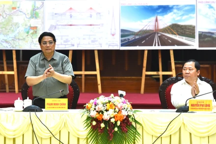 Thủ tướng Phạm Minh Chính làm việc với Ban Thường vụ Tỉnh ủy Hòa Bình.