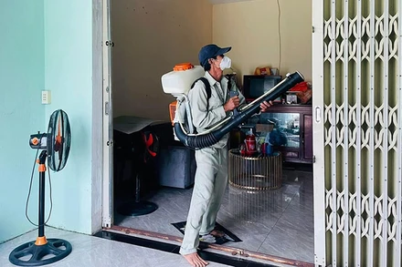 Phun hóa chất khử trùng phòng dịch bệnh ho gà lây lan trên địa bàn thành phố Quảng Ngãi. 