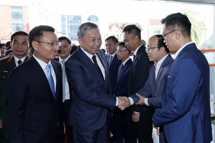 Chủ tịch nước Tô Lâm với cán bộ, nhân viên Công ty viễn thông Star Telecom. (Ảnh: TTXVN)