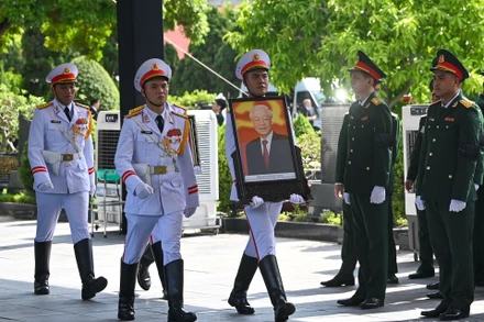 Đội nghi lễ chuyển di ảnh Tổng Bí thư Nguyễn Phú Trọng tới vị trí tổ chức Lễ an táng.