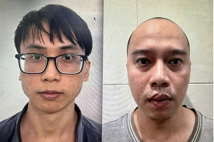 Trần Quang Việt (trái) và Nguyễn Đăng Khoa tại Cơ quan công an. (Ảnh: Công an cung cấp)